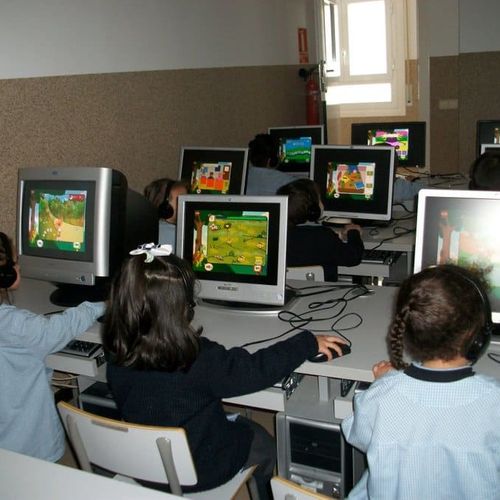 La Inmaculada niños en sala de computo